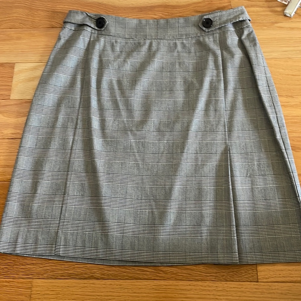 Plaid skirt from Ann Taylor so cute with some stretch. Excellent condition